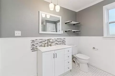 Bath - 409 W Daws St, Norman, OK 73069 photo 1 of 3