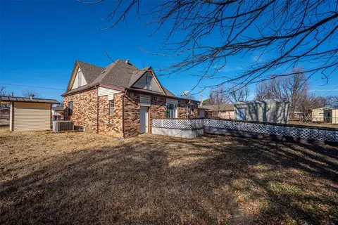 Exterior - 104 SE 2nd St, Tuttle, OK 73089 photo 7 of 8