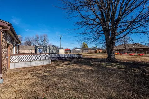 Exterior - 104 SE 2nd St, Tuttle, OK 73089 photo 8 of 8