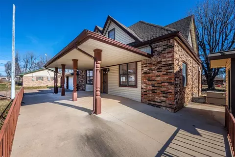 Exterior - 104 SE 2nd St, Tuttle, OK 73089 photo 4 of 8