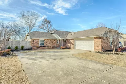 214 Crest Pl, Norman, OK 73071