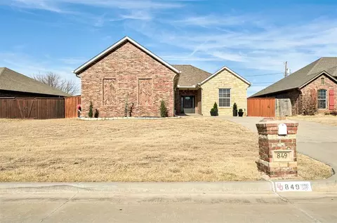 849 SW 10th St, Moore, OK 73160