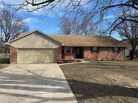 8 Clark Cir, Shawnee, OK 74804