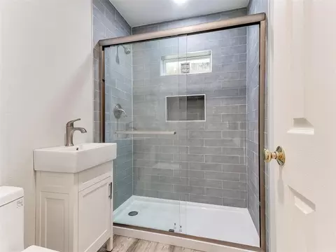 Bath - 1021 W Apache St, Norman, OK 73069 photo 2 of 2