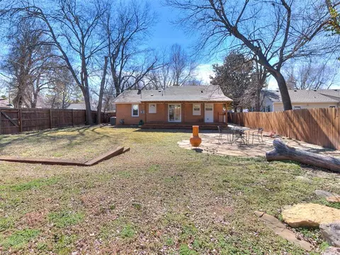 Exterior - 1021 W Apache St, Norman, OK 73069 photo 10 of 13