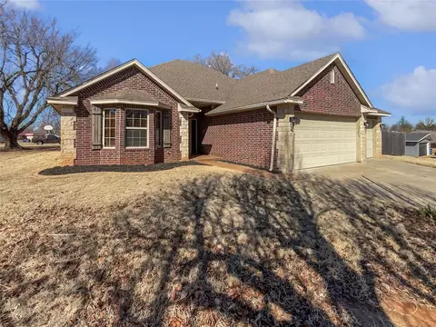 305 N Lakeside Ter, Mustang, OK 73064