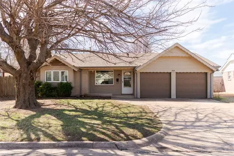 804 NW 16th St, Moore, OK 73160