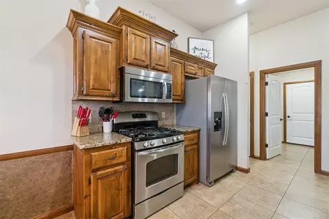 Kitchen - 3305 Sharon Dr, Moore, OK 73160 photo 4 of 6
