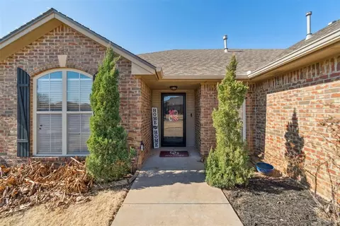 Exterior - 3305 Sharon Dr, Moore, OK 73160 photo 3 of 8