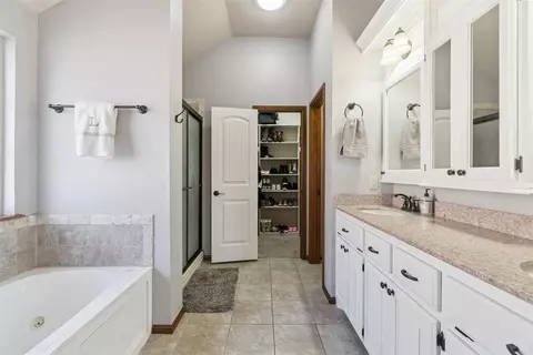 Bath - 3305 Sharon Dr, Moore, OK 73160 photo 2 of 6