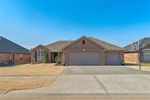3305 Sharon Dr, Moore, OK 73160
