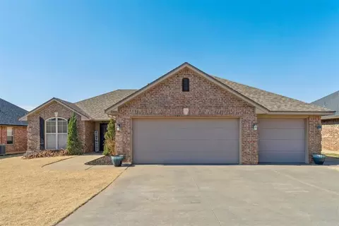 Exterior - 3305 Sharon Dr, Moore, OK 73160 photo 2 of 8