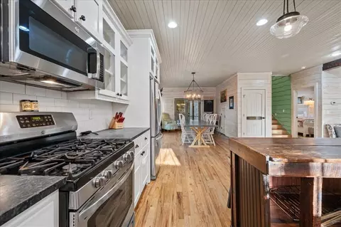 Kitchen - 109 Mountain Pine Trl, Broken Bow, OK 74728 photo 4 of 5