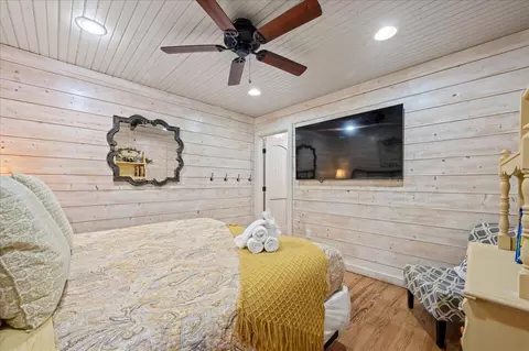Bedroom - 109 Mountain Pine Trl, Broken Bow, OK 74728 photo 3 of 9