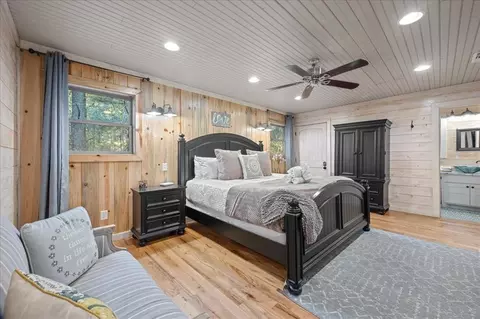 Bedroom - 109 Mountain Pine Trl, Broken Bow, OK 74728 photo 5 of 9
