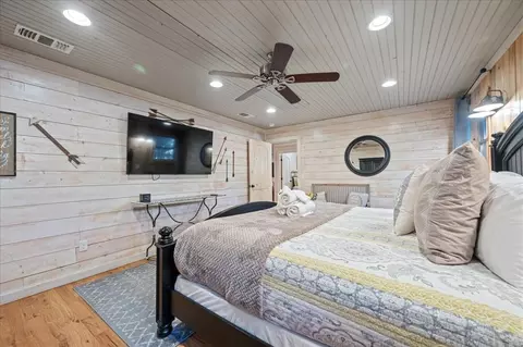 Bedroom - 109 Mountain Pine Trl, Broken Bow, OK 74728 photo 6 of 9