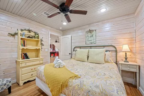 Bedroom - 109 Mountain Pine Trl, Broken Bow, OK 74728 photo 4 of 9