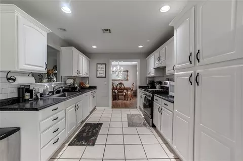 12127 SW 4th St, Yukon, OK 73099