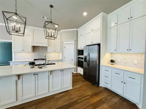 Kitchen - 8416 Rainier St, Edmond, OK 73034 photo 3 of 7