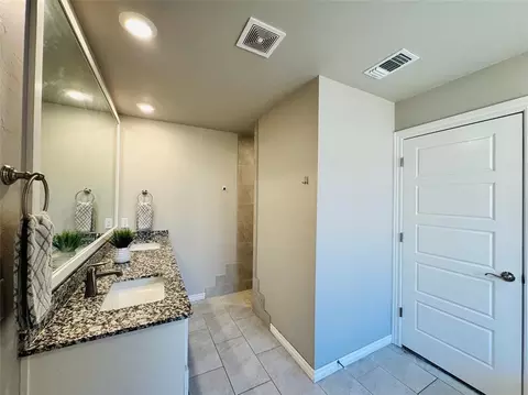Bath - 8416 Rainier St, Edmond, OK 73034 photo 3 of 7