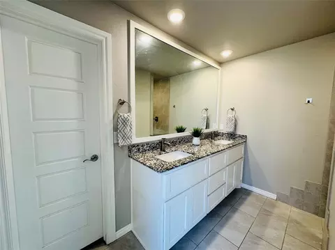 Bath - 8416 Rainier St, Edmond, OK 73034 photo 2 of 7