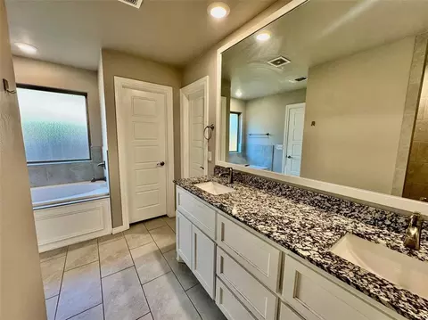 Bath - 8416 Rainier St, Edmond, OK 73034 photo 5 of 7