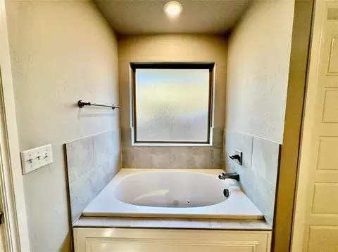 Bath - 8416 Rainier St, Edmond, OK 73034 photo 4 of 7