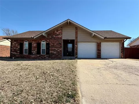 3021 Glenwood Dr, Chickasha, OK 73018