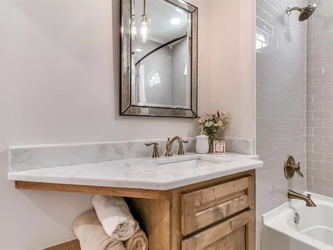 Bath - 502 SW 5th St, Tuttle, OK 73089 photo 2 of 4