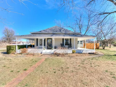 Exterior - 502 SW 5th St, Tuttle, OK 73089 photo 4 of 13