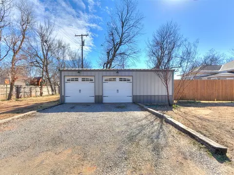 Exterior - 502 SW 5th St, Tuttle, OK 73089 photo 7 of 13