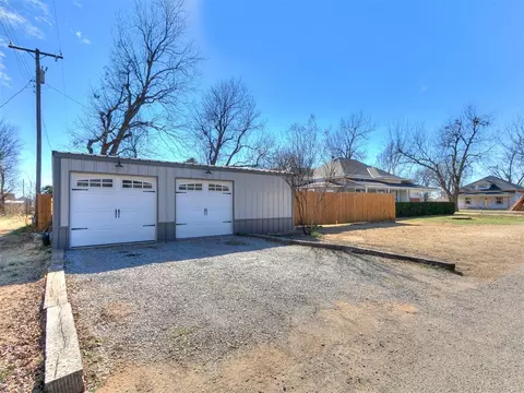 Exterior - 502 SW 5th St, Tuttle, OK 73089 photo 6 of 13