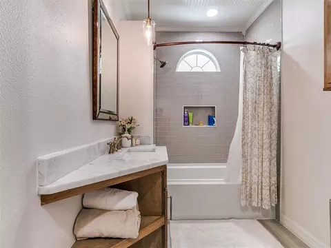 Bath - 502 SW 5th St, Tuttle, OK 73089 photo 1 of 4