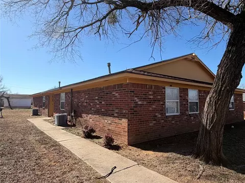 606 Elizabeth St, Tecumseh, OK 74873