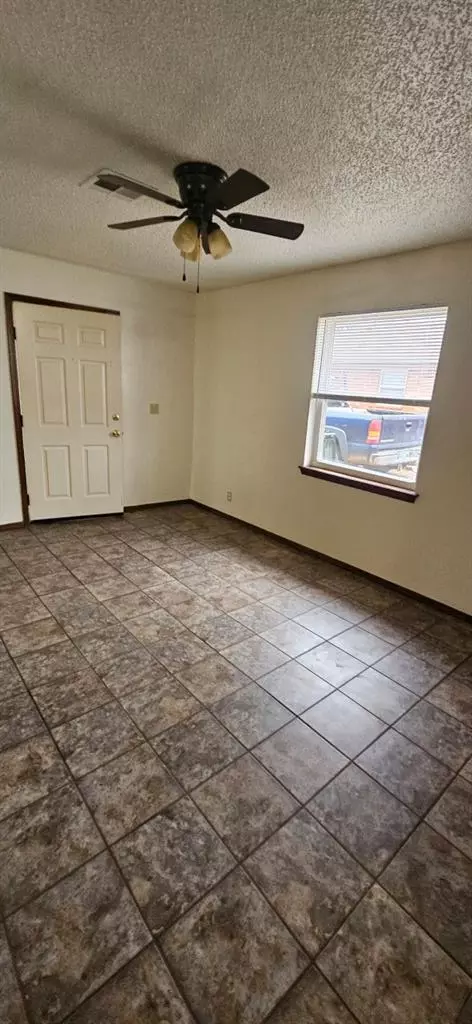 606 Elizabeth St, Tecumseh, OK 74873 photo 2