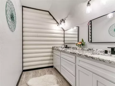 Bath - 18795 Wildhorse Ln, Harrah, OK 73045 photo 5 of 7