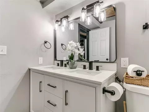 Bath - 18795 Wildhorse Ln, Harrah, OK 73045 photo 3 of 7