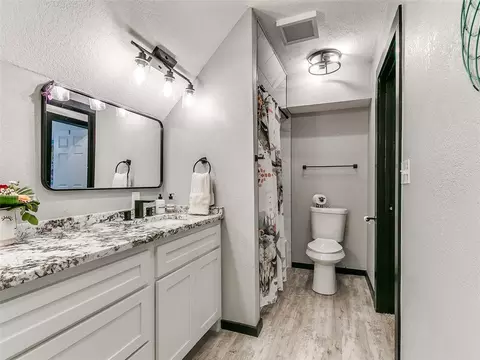 Bath - 18795 Wildhorse Ln, Harrah, OK 73045 photo 7 of 7