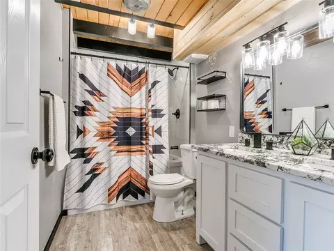 Bath - 18795 Wildhorse Ln, Harrah, OK 73045 photo 1 of 7