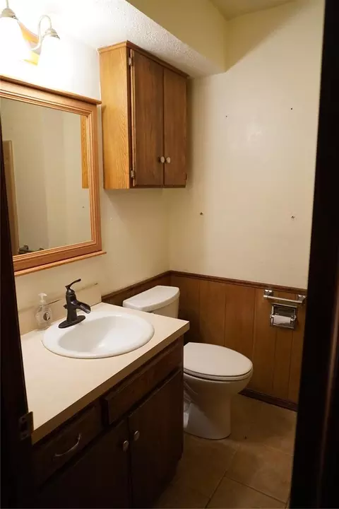 Bath - 503 S Clifford Ct, Wayne, OK 73095 photo 3 of 4