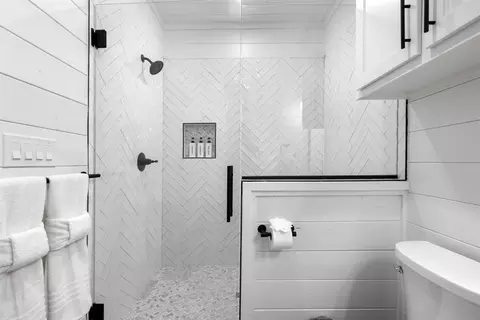Bath - 703 Virginia Pine Pl, Broken Bow, OK 74728 photo 4 of 6