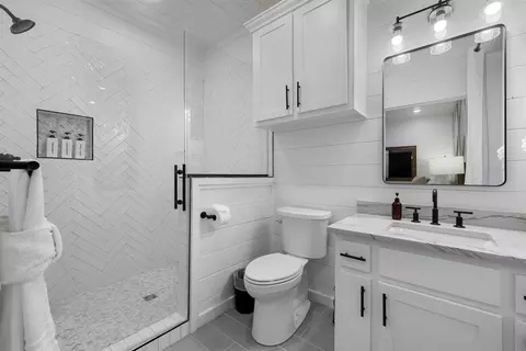 Bath - 703 Virginia Pine Pl, Broken Bow, OK 74728 photo 2 of 6