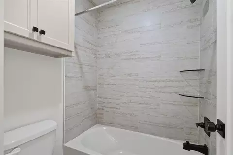 Bath - 1401 SW 160th St, Moore, OK 73170 photo 3 of 10