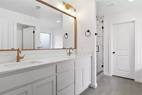 Bath - 3801 Eureka Dr, Norman, OK 73069 photo 4 of 7