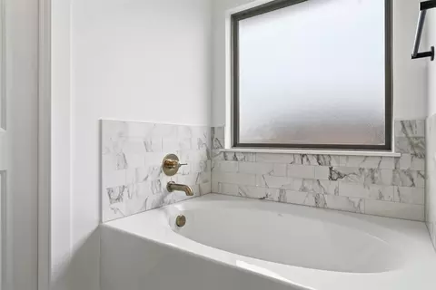 Bath - 3801 Eureka Dr, Norman, OK 73069 photo 5 of 7