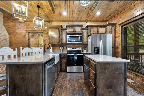 Kitchen - 925 W Eagle Mountain Trl, Broken Bow, OK 74728 photo 2 of 2