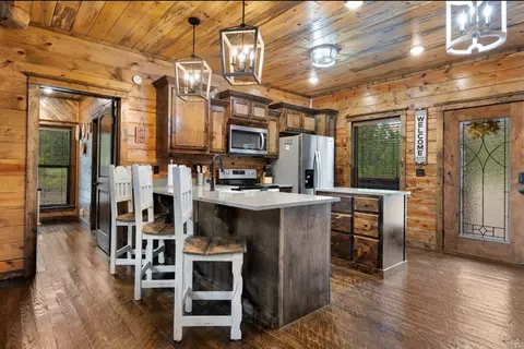 Kitchen - 925 W Eagle Mountain Trl, Broken Bow, OK 74728 photo 1 of 2