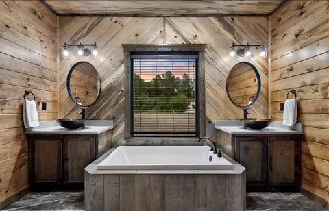 Bath - 925 W Eagle Mountain Trl, Broken Bow, OK 74728 photo 1 of 8