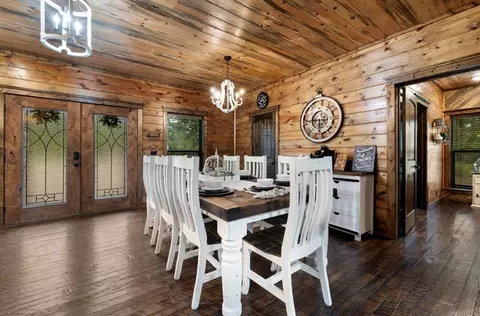 Dining - 925 W Eagle Mountain Trl, Broken Bow, OK 74728 photo 2 of 2
