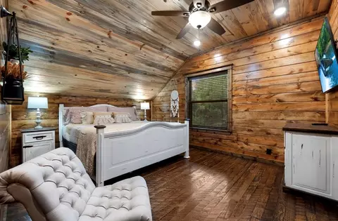 Bedroom - 925 W Eagle Mountain Trl, Broken Bow, OK 74728 photo 4 of 6